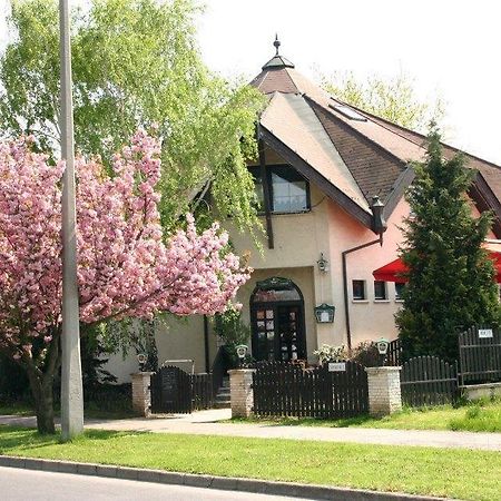 Kocsis Panzio Es Etterem Bed & Breakfast Komarom Luaran gambar
