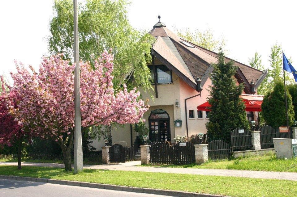 Kocsis Panzio Es Etterem Bed & Breakfast Komarom Luaran gambar