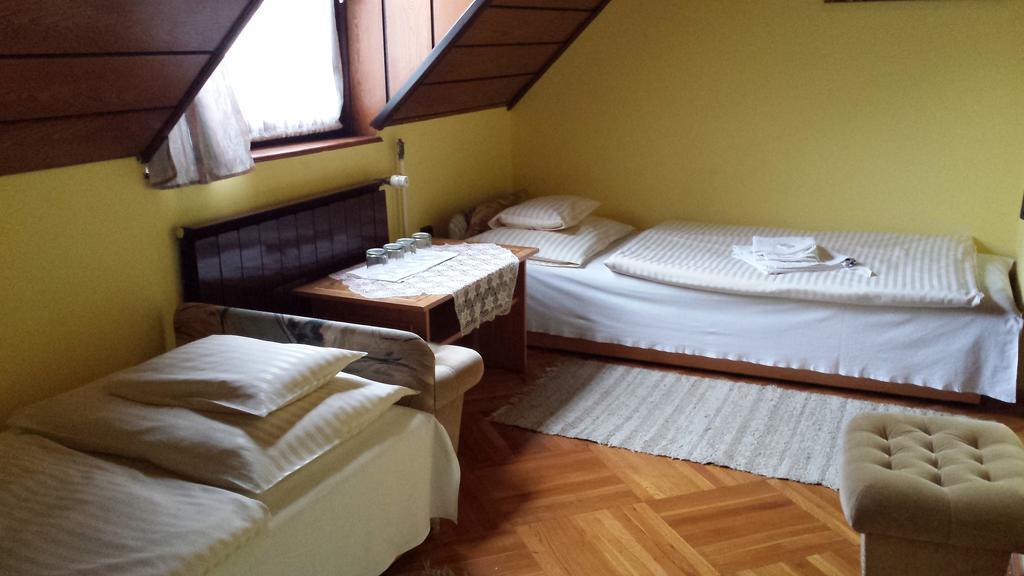 Kocsis Panzio Es Etterem Bed & Breakfast Komarom Bilik gambar