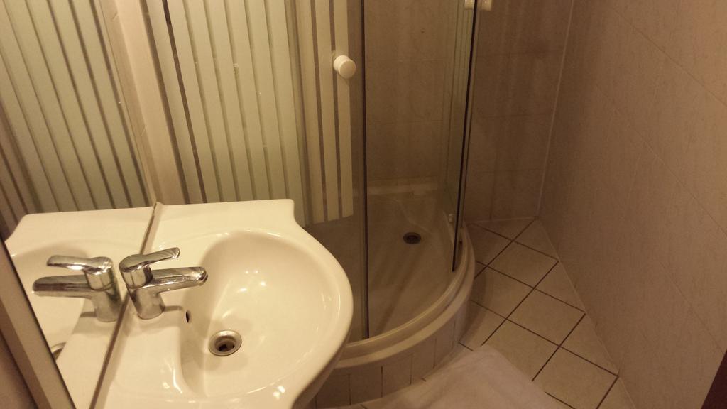 Kocsis Panzio Es Etterem Bed & Breakfast Komarom Bilik gambar