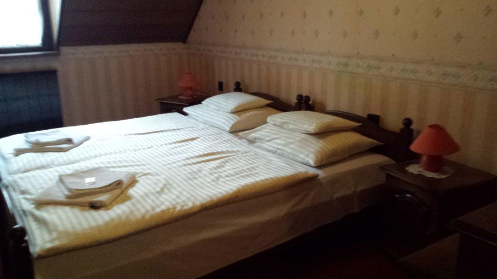 Kocsis Panzio Es Etterem Bed & Breakfast Komarom Bilik gambar