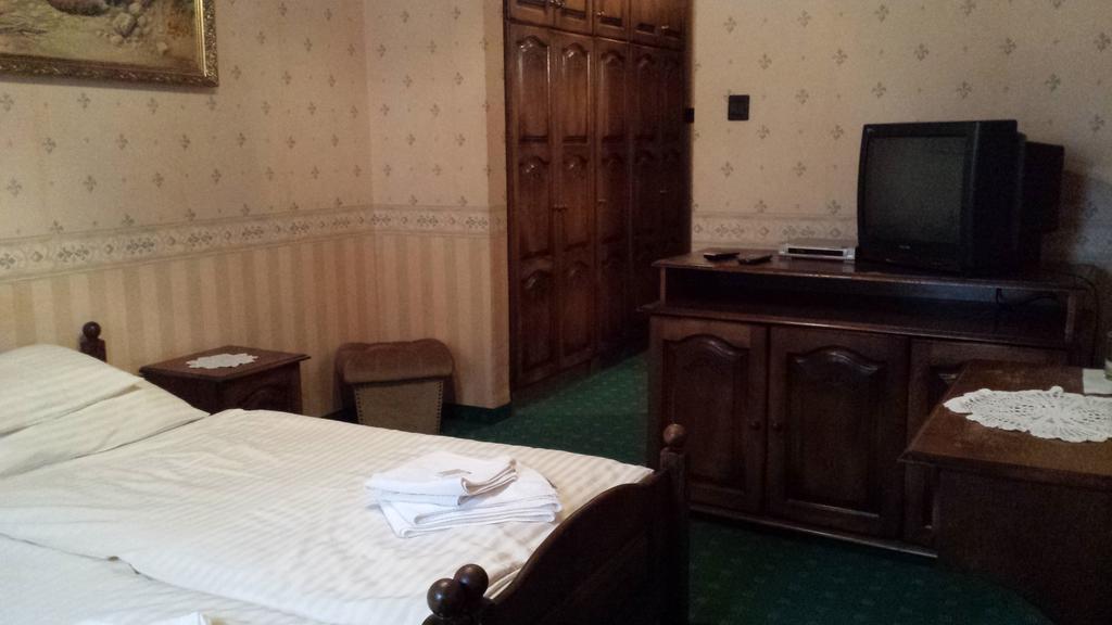 Kocsis Panzio Es Etterem Bed & Breakfast Komarom Bilik gambar