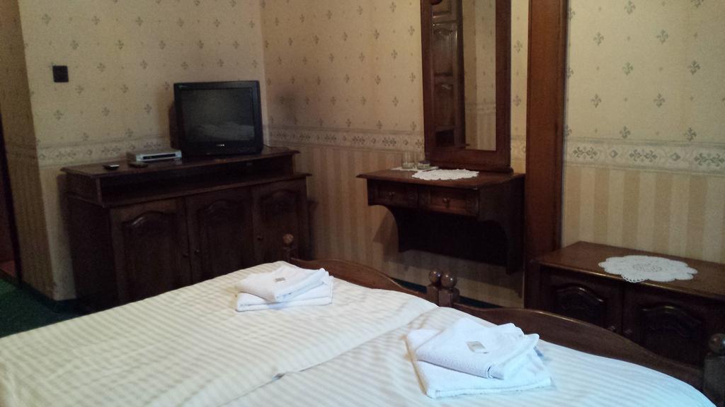 Kocsis Panzio Es Etterem Bed & Breakfast Komarom Bilik gambar