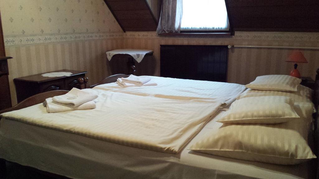 Kocsis Panzio Es Etterem Bed & Breakfast Komarom Bilik gambar