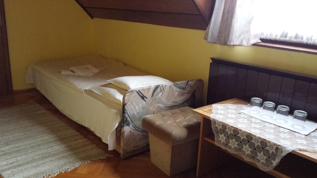 Kocsis Panzio Es Etterem Bed & Breakfast Komarom Bilik gambar